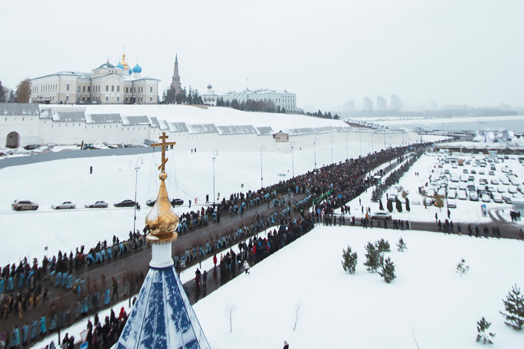 Многотысячный крестный ход в Казани по случаю празднования в честь Казанской иконы Богородицы