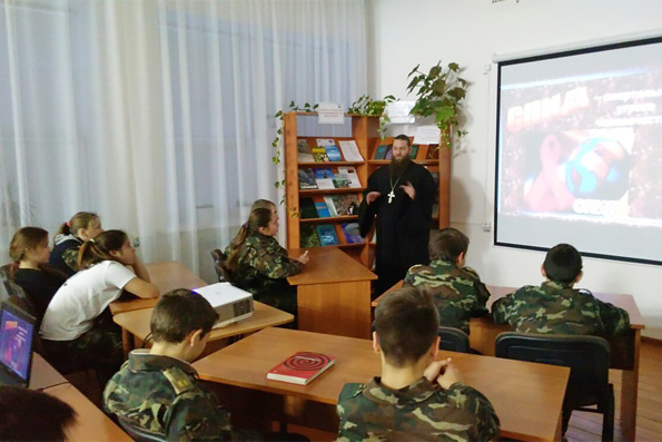 Священник принял участие в беседе с кадетами о борьбе со СПИД