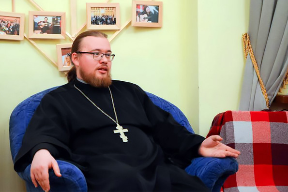 Священник рассказал молодежи о проблеме нравственности в Интернете