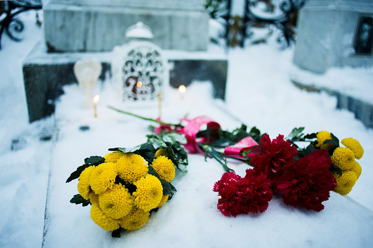 Живые цветы на могиле архиепископа Казанского и Чистопольского Сергия (Королева)