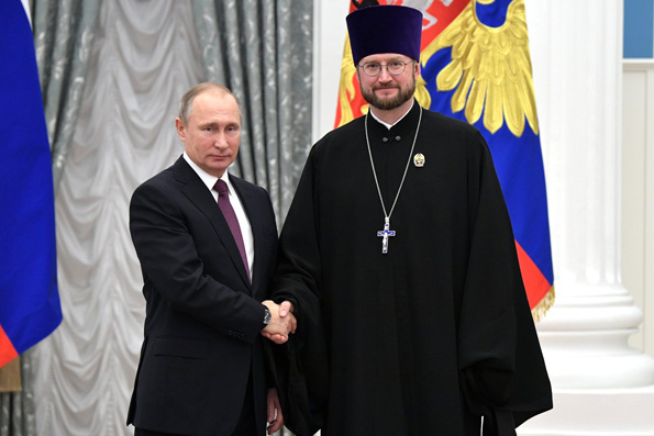 Владимир Путин вручил госпремию священнику – главе детского хосписа в Петербурге