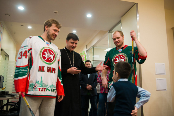 Священник и игроки ХК «Ак Барс» поздравили юных пациентов отделения онкогематологии ДРКБ с Новым годом