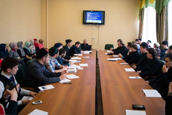Преподаватели и студенты Казанской духовной семинарии приняли участие в работе круглого стола в Российском исламском институте