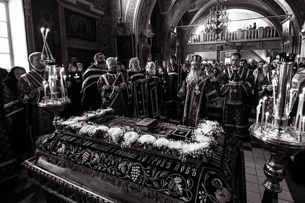 Митрополит Феофан совершил вечерню Великого Пятка с выносом Плащаницы в Никольском соборе Казани