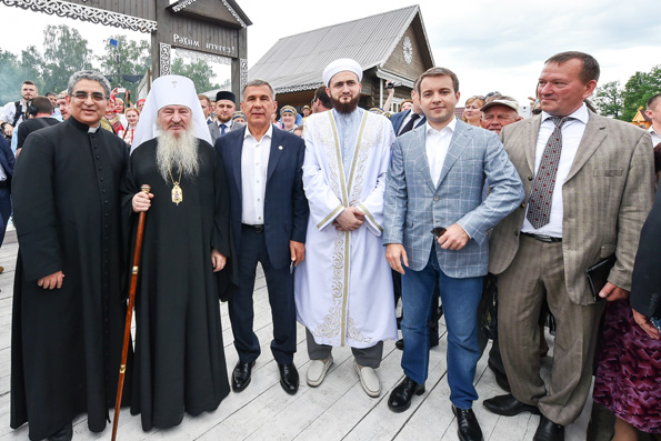 Глава Татарстанской митрополии посетил национальный праздник Сабантуй