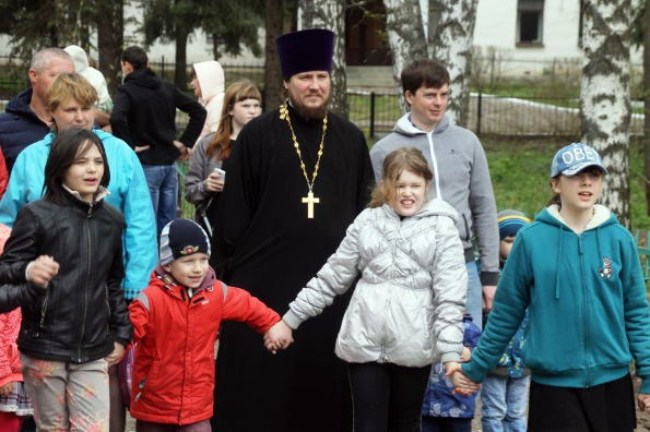 Сельские дети поздравили одиноких пожилых людей с праздником Пасхи Христовой