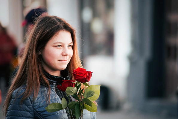 Молодежь Казани поздравила женщин с православным женским днем