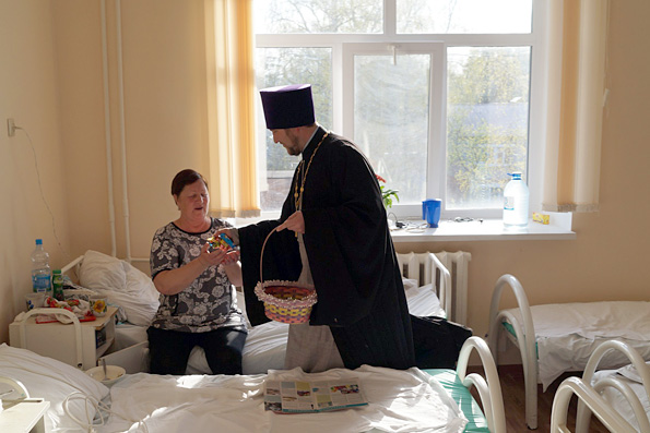 Священнослужители Высокогорского района посетили отделения районной больницы