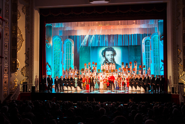 Глава Татарстанской митрополии посетил концерт, посвященный Дню русского языка
