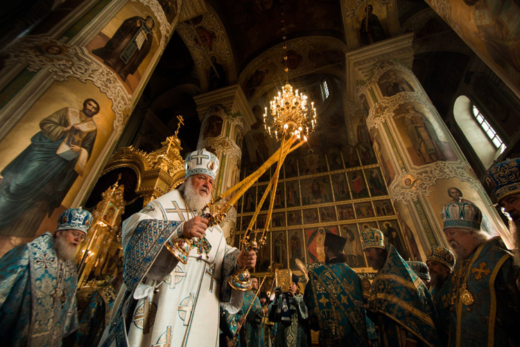 Святейший Патриарх Кирилл за Божественной литургией в Благовещенском соборе Казанского кремля