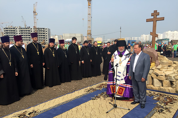 В Нижнекамске освятили крест на месте строительства нового храма