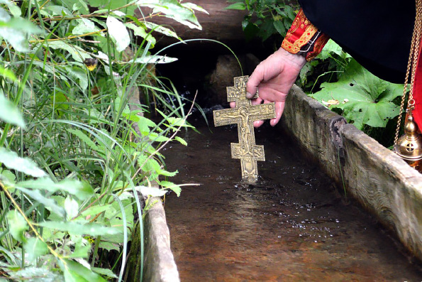 На елабужском источнике святого великомученика Пантелеимона совершено водоосвящение