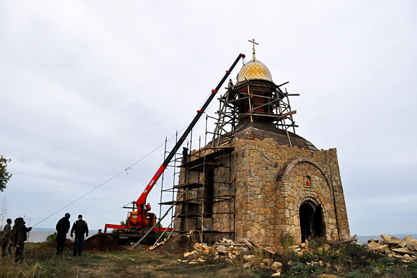 На строящийся храм в селе Икское Устье установили купол и крест