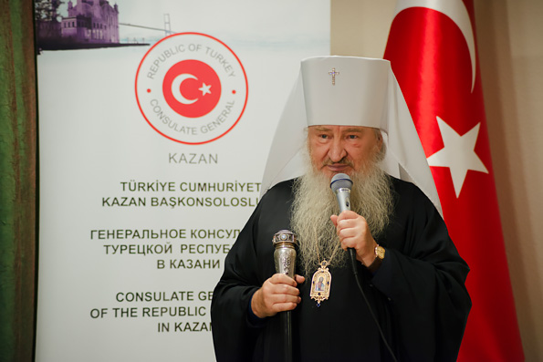 Митрополит Феофан посетил фотовыставку, организованную в рамках празднования 20-летия Генерального консульства Турции в Казани