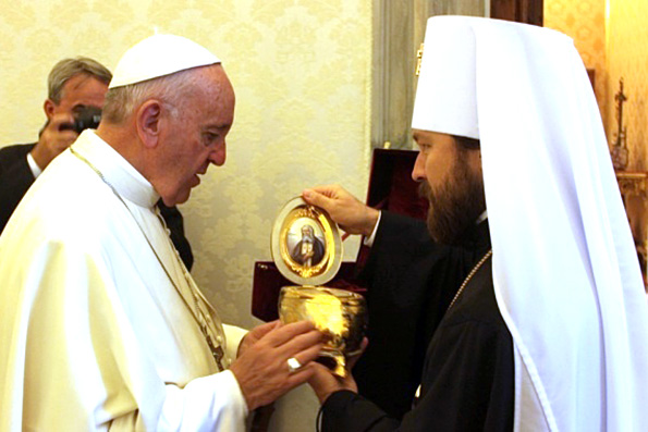 Митрополит Иларион подарил Папе Римскому Франциску частицу мощей Серафима Саровского
