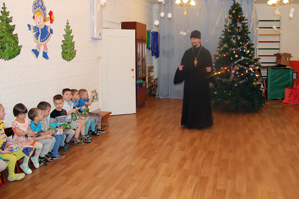 Священник поздравил зеленодольских детей с Рождеством