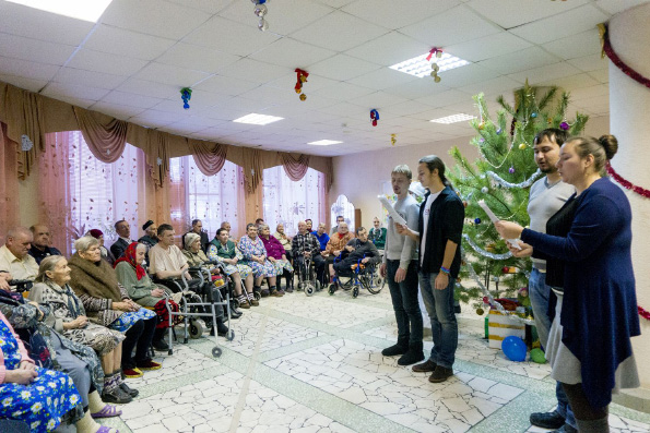 Елабужский молодежный клуб «Аксиос» организовал рождественский концерт для престарелых и инвалидов