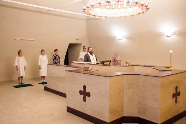 В крестительном храме Духосошественского прихода Казани совершено Таинство Крещения по традиции древней Церкви