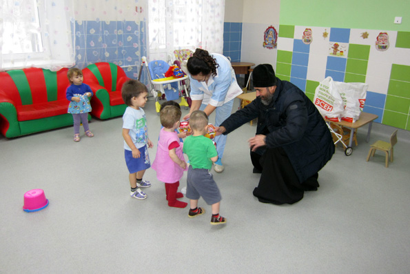 Священник из села Круглое Поле посетил детские социальные учреждения Набережных Челнов