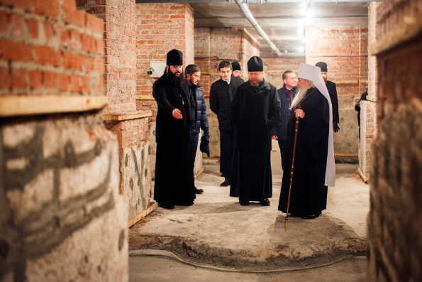 Епископ Егорьевский Тихон посетил стройплощадку собора Казанской иконы Божией Матери и встретился с учащимися православной гимназии