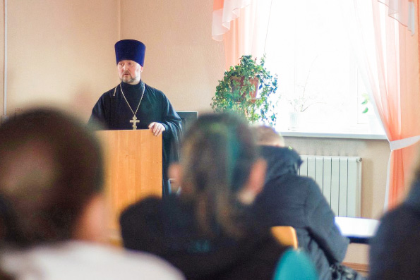 В селе Лубяны состоялся православный лекторий для учащихся лесотехнического колледжа