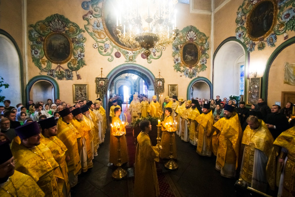 В день памяти святителя Иоанна Златоуста митрополит Феофан совершил Литургию в Петропавловском соборе Казани