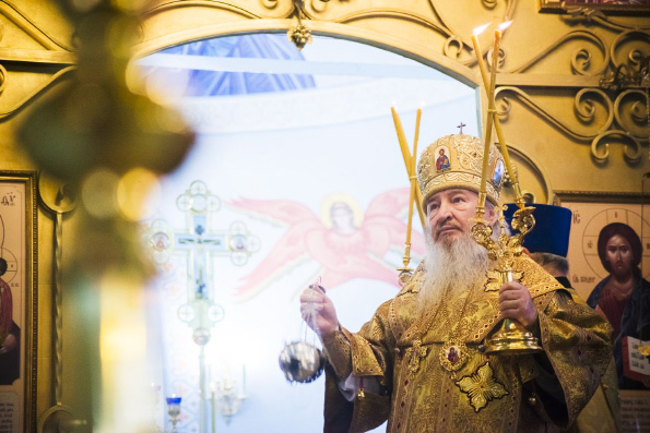 В Неделю святых праотец митрополит Феофан совершил Литургию в Тихвинском храме столицы Татарстана