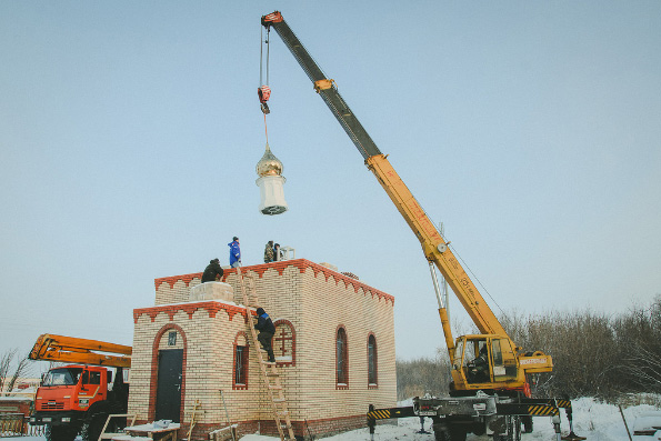 В селе Александровка освятили купол и накупольный крест