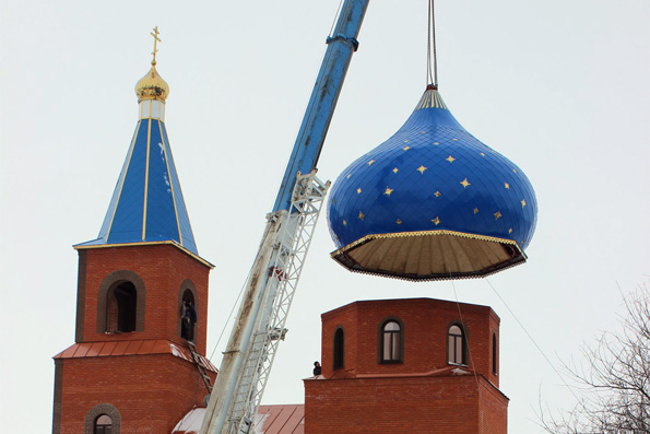В селе Убеи состоялось торжественное поднятие купола на строящийся храм Казанской иконы Божией Матери
