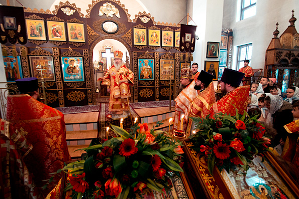 Митрополит Феофан совершил Литургию в престольный праздник храма Собора новомучеников и исповедников Церкви Русской