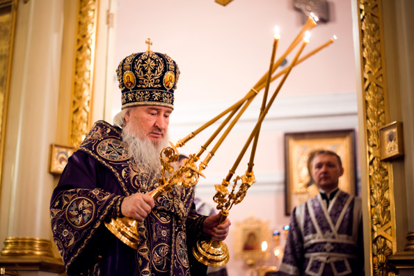 В канун Недели 5-й Великого поста митрополит Феофан совершил всенощное бдение в Казанско-Богородицком монастыре