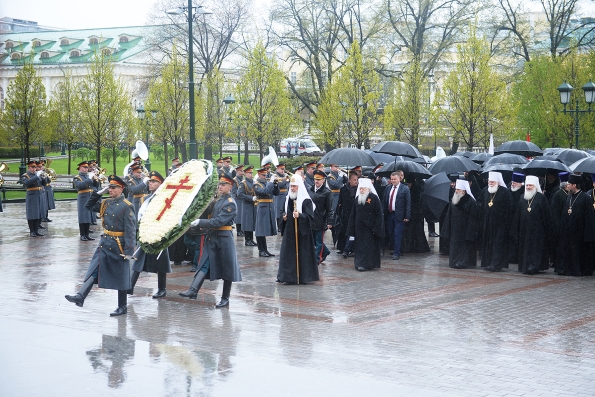 Предстоятель Русской Православной Церкви возложил венок к могиле Неизвестного солдата у Кремлевской стены