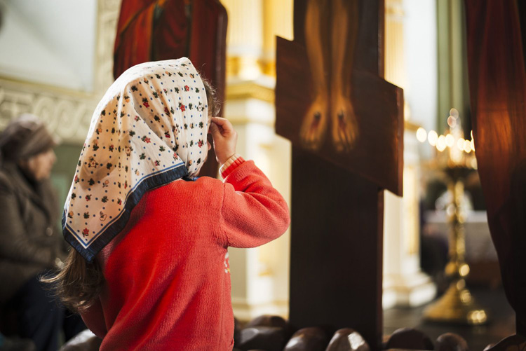 Детская молитва у подножия Креста Господня