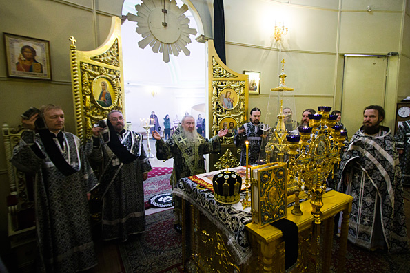 В Великую Среду митрополит Феофан совершил Литургию в Казанско-Богородицком монастыре