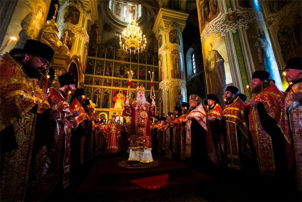 В день Светлого Христова Воскресения митрополит Феофан совершил Пасхальную великую вечерню в Благовещенском соборе