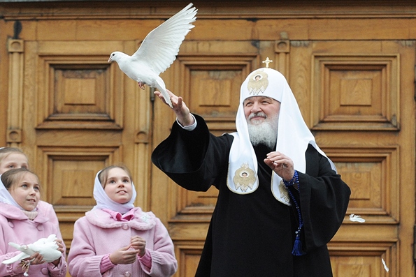 Патриарх Кирилл выпустил голубей в небо над Кремлем