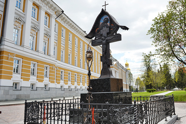 Патриарх Кирилл освятил крест на месте гибели Великого князя Сергея Александровича