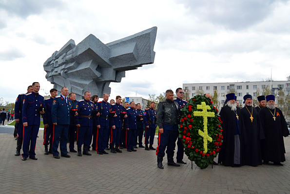 Духовенство и казаки Набережных Челнов возложили венок к памятнику погибшим в Великой Отечественной войне
