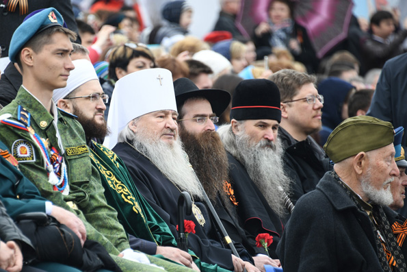 Глава Татарстанской митрополии посетил праздничный парад в честь Дня Победы