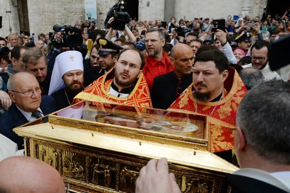 Ковчег с частью мощей святителя Николая Чудотворца принесен в Россию