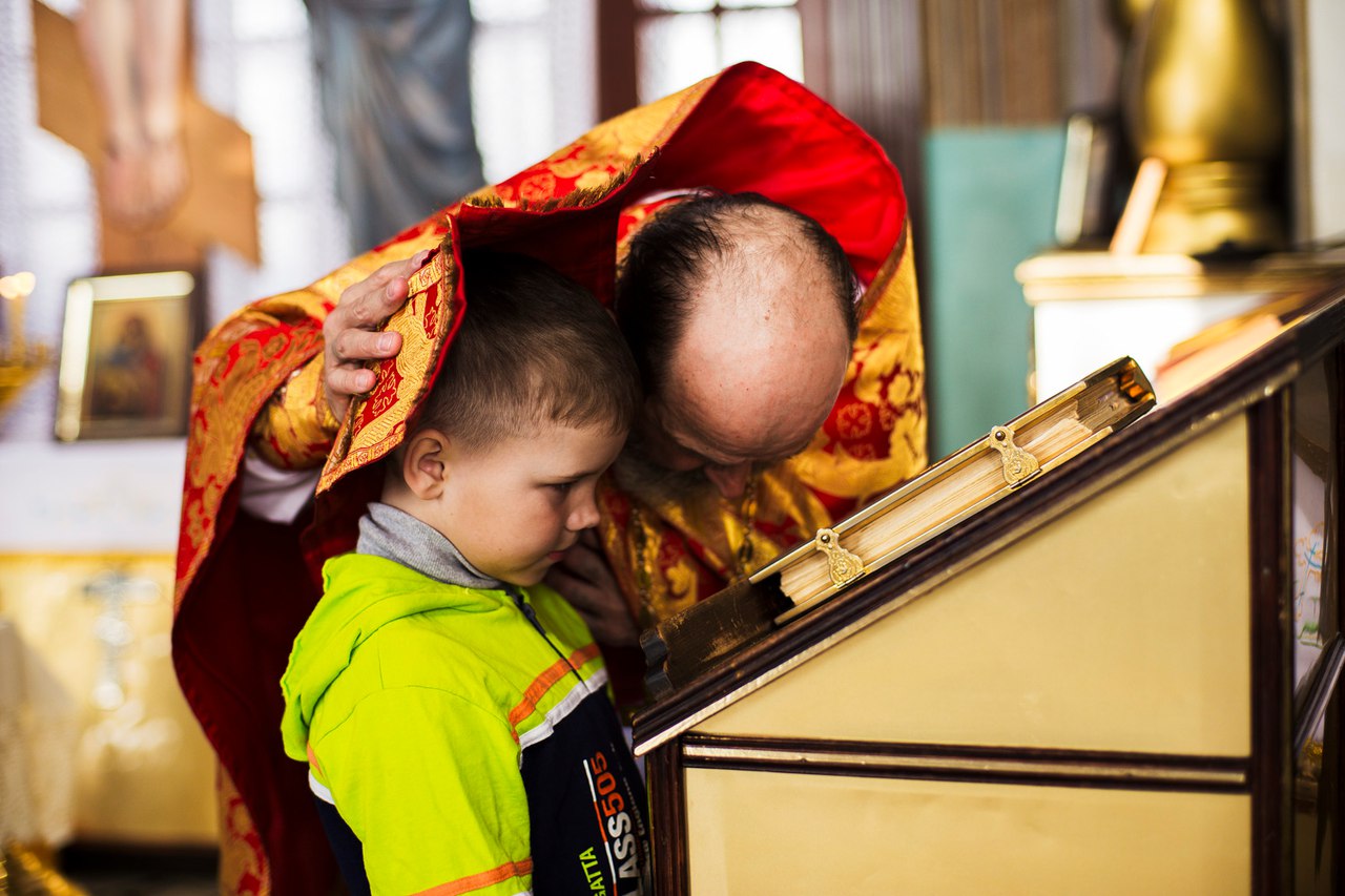 Св с ребенком. Православная жена мироносица в храме. Посещение храмов детьми Чита фото.