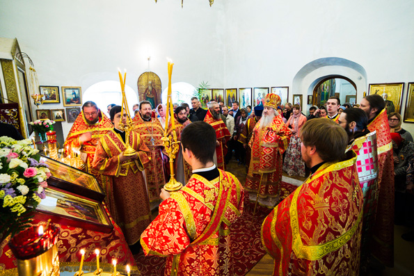 В день памяти Иверской иконы Богородицы митрополит Феофан совершил Литургию на Новоиерусалимском подворье Казани
