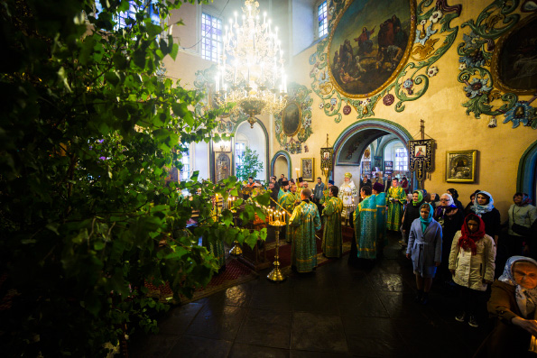 В канун праздника Святой Троицы глава Татарстанской митрополии совершил всенощное бдение в Петропавловском соборе Казани