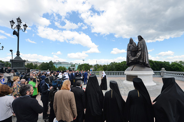 Патриарх Кирилл освятил в центре Москвы памятник воссоединению Русской Церкви