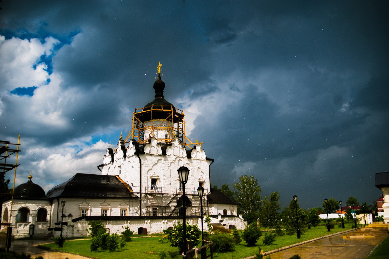 Дождь в Свияжске. Успенский собор Свияжского монастыря