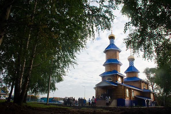 На храм великомученика Димитрия Солунского села Ленино установили колокола