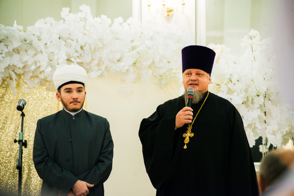 Священнослужитель Казанской епархии поздравил награжденных медалью «За любовь и верность» с Днем семьи