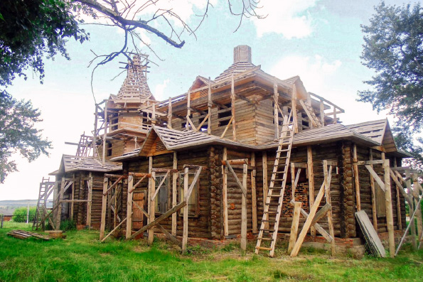 В селе Сарсак-Омга продолжается восстановление храма