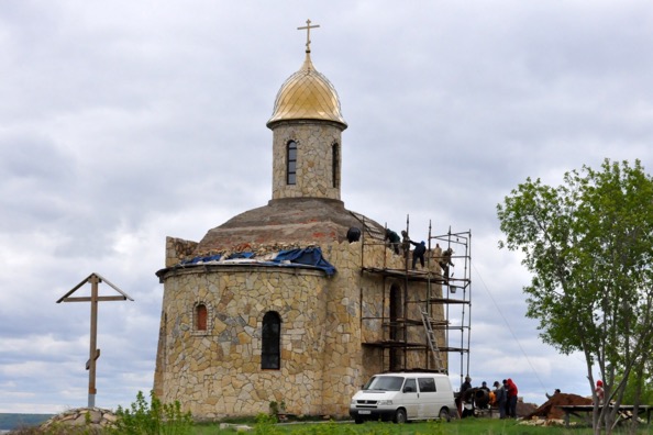В селе Икское Устье продолжается строительство храма