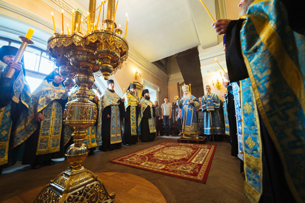 В канун праздника Казанской иконы Божией Матери митрополит Феофан совершил всенощное бдение в Богородицком монастыре Казани